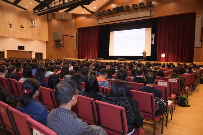 逾500名仁濟教師校長出席教育研討會，認真聆聽林壽康教授以案例剖析學校常見的疏忽侵權問題