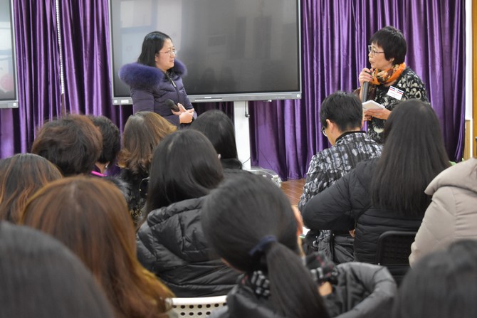 南京師範大學郭良菁教授(左)分享該學院的幼師培訓課程