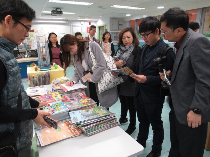 來自內地及台灣的家長及教師，對本地教科書十分感興趣