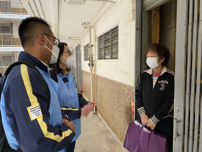入境处人员参与「仁济．入屋抗疫境行动」，到湖景邨为长者送上支援抗疫包