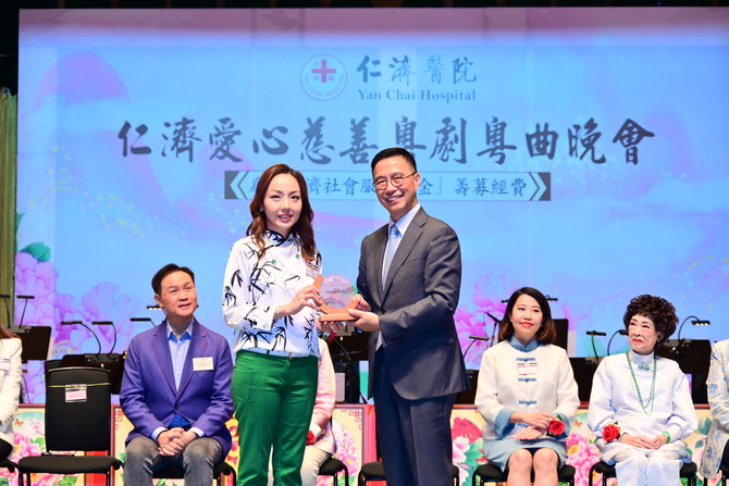主礼嘉宾文化体育及旅游局局长杨润雄GBS太平绅士致送纪念品予金赞助–维妮卫生用品有限公司，并由董事苏凯欣小姐代表接受。