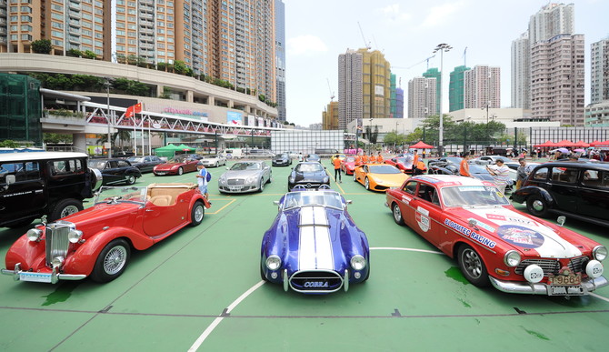 嘉年華同時舉行超級跑車展覽，市民可藉此機會近距離一睹名車真貌，到場留影