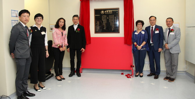 All guests and Prof. YEOH Eng-kiong hosted the donation acknowledgement ceremony