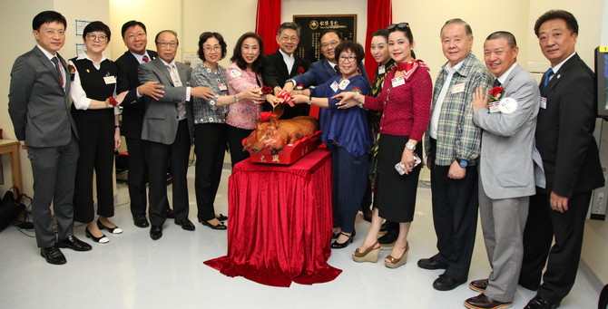All guests hosted the roasted-pig cutting ceremony