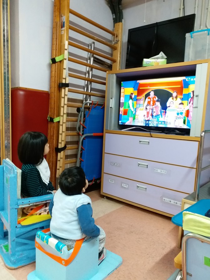 Children of Law’s Foundation Child Care Centre cum Hostel and the elders of Li Chan Yuk Sim Elderly Home enjoyed watching TV with the new televisions