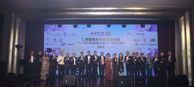 Board Members made a toast with the Guest of Honour on the stage for the growth of Yan Chai Hospital