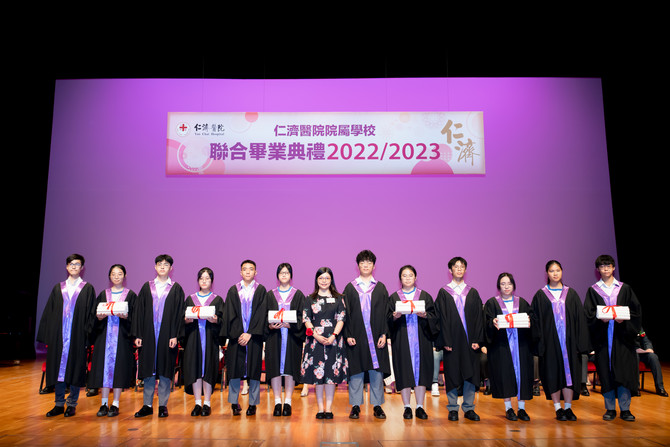 院属中学毕业生代表从主礼嘉宾手上接过毕业证书