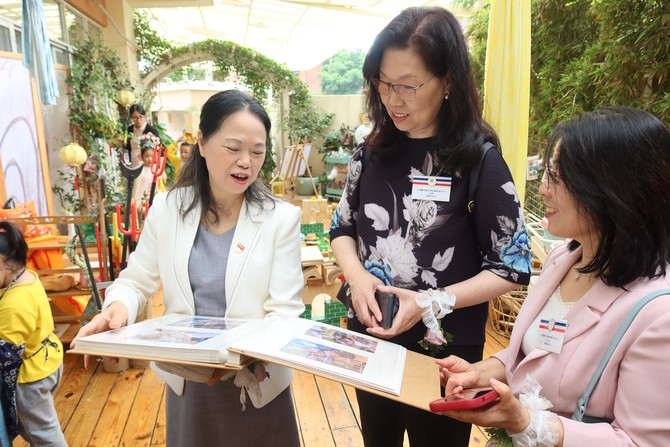 院属校长与深圳市第三幼儿园同工交流自由游戏进程，激励同工鼓励幼儿通过游戏和探索来学习