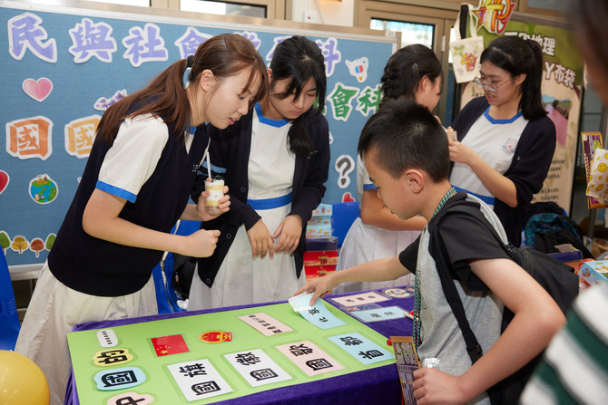 學生參與40周年校慶嘉年華攤位遊戲