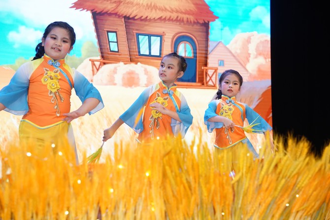 兒童歌舞演出秋成豐收的情景