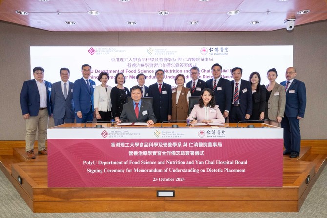 Dr. CHEUNG Man-ka, Marcella, Chairman of the Yan Chai Hospital Board (front row, right) and Prof. CHEN Sheng, Head of Department of Food Science and Nutrition, PolyU (front row, left) signed the Memorandum of Understanding.