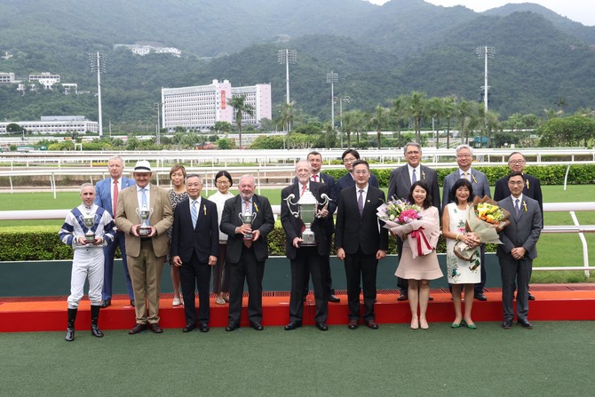 商务及经济发展局陈百里副局长、董事局张文嘉主席、顾问局赵曾学韫主席颁发「仁济杯」予胜出马主、练马师及骑师