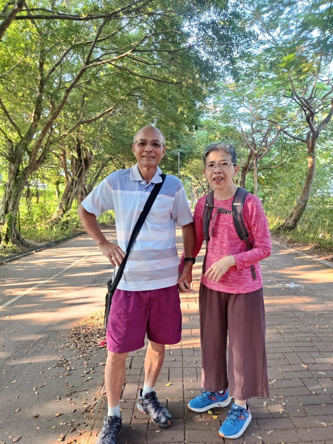 計劃著退休生活的恩愛夫妻，曾任銀行高管的太太卻確診患上認知障礙症，記憶日漸模糊，但丈夫每天細心照料，兩手相牽印證愛的意義。