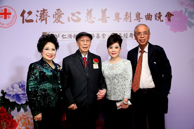 著名粤剧表演艺术家陈笑风先生(左二) 专诚出席晚会，支持仁济