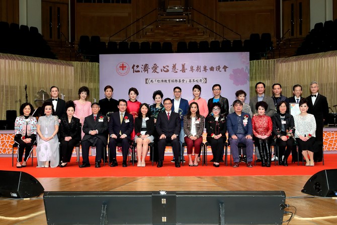 众表演嘉宾与主礼嘉宾教育局副局长杨润雄太平绅士及董事局成员合照
